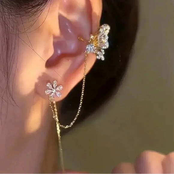 Jewelry - New! Rhinestone One-piece Butterly Earring